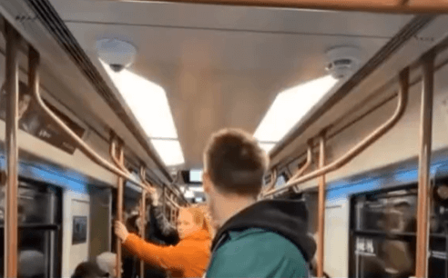 Сцена в метро с промо