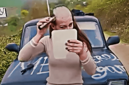 Челлендж: сбривает волосы у авто